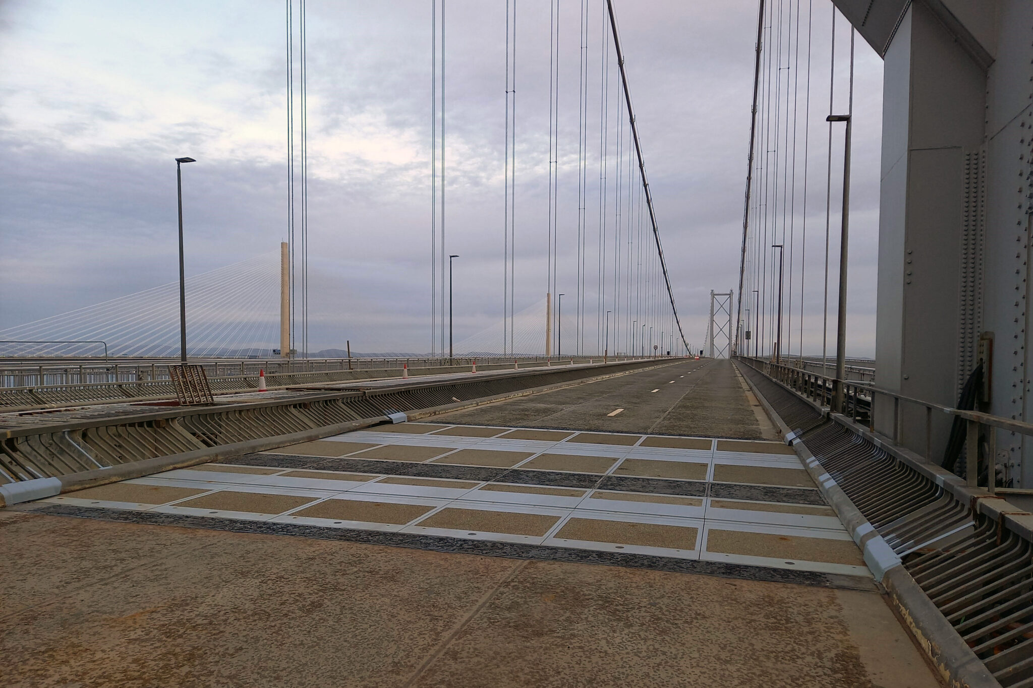 FORTH ROAD BRIDGE MAIN EXPANSION JOINT REPLACEMENT: SOUTHBOUND CARRIAGEWAY WORKS COMPLETE