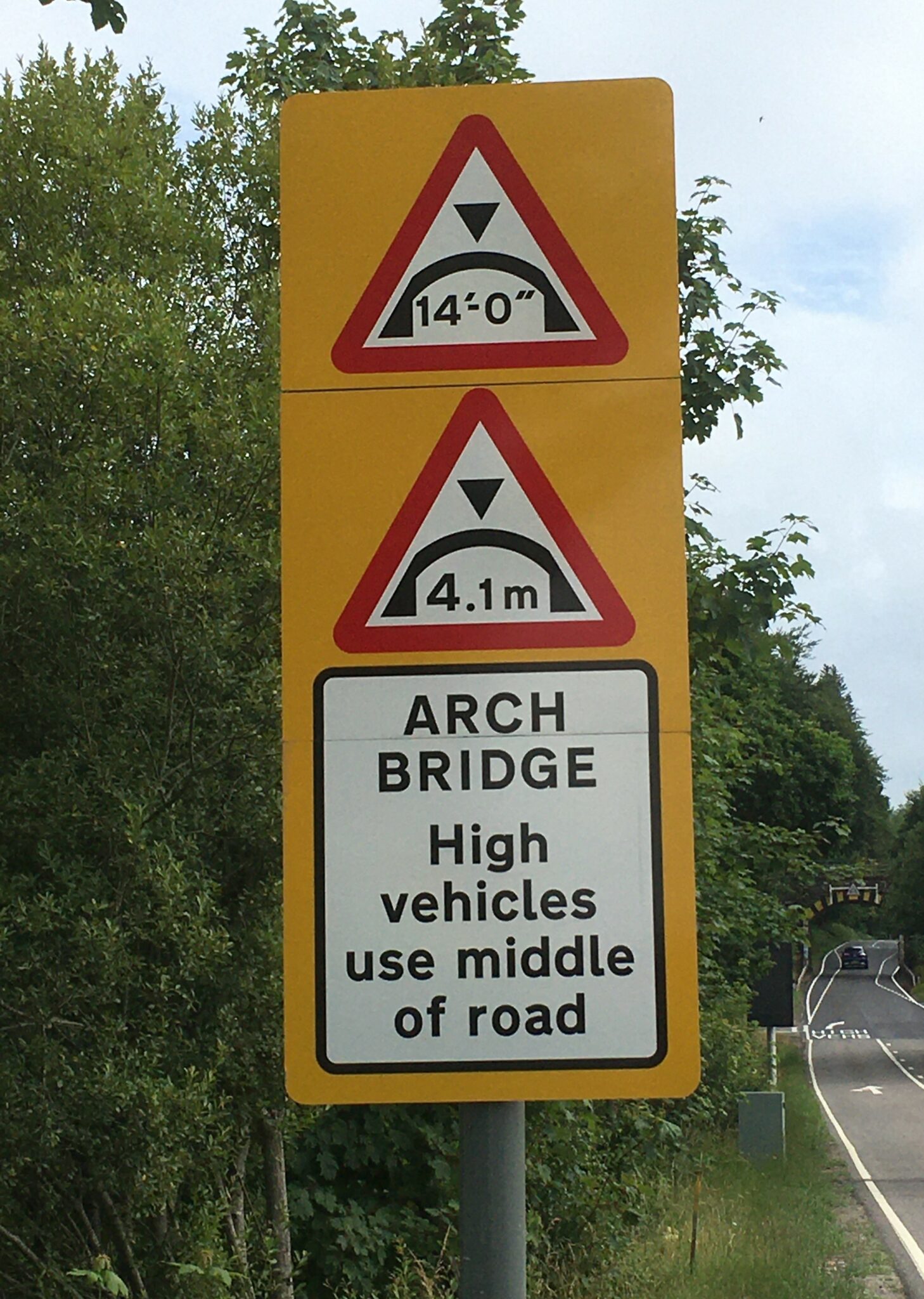 NEW ROAD MARKINGS AT ACHNACLOICH RAIL BRIDGE ESSENTIAL TO REDUCE RISK OF HIGH SIDED VEHICLES COLLIDING WITH BRIDGE   