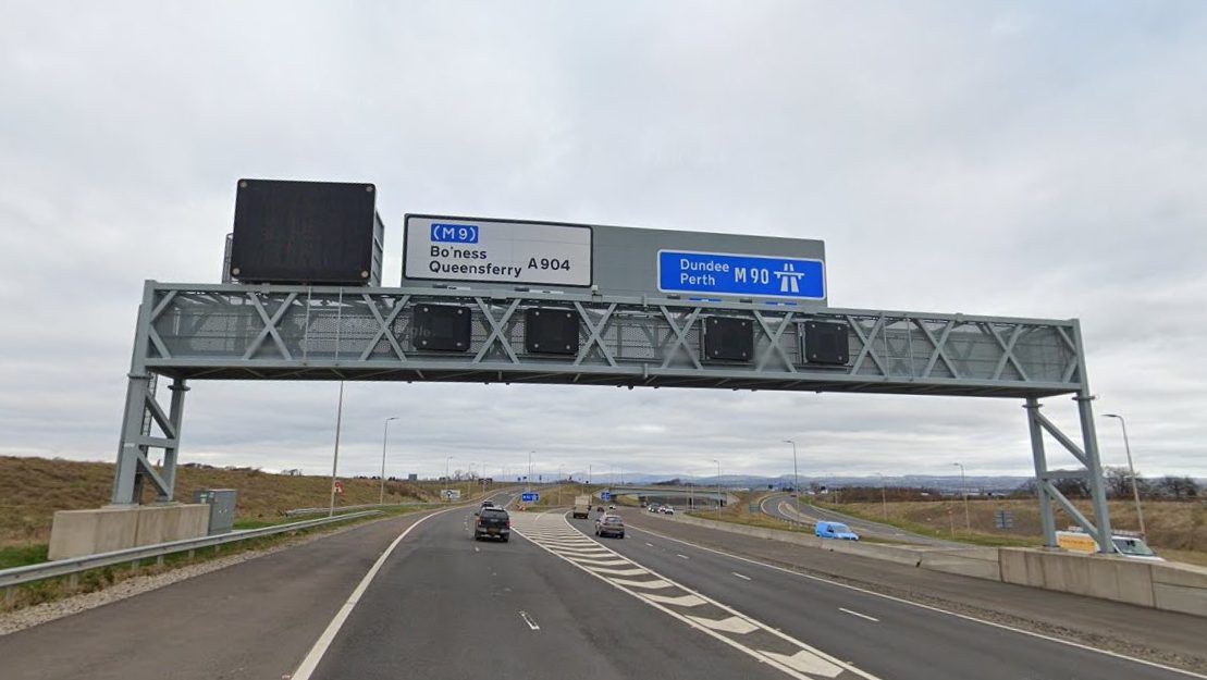 REPAIRING GANTRY SIGNS ON THE M90