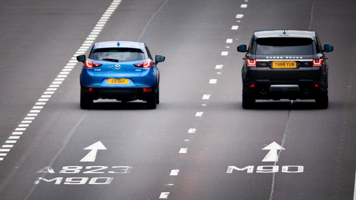 RENEWING ROAD MARKINGS AND ROAD STUDS ON THE M90