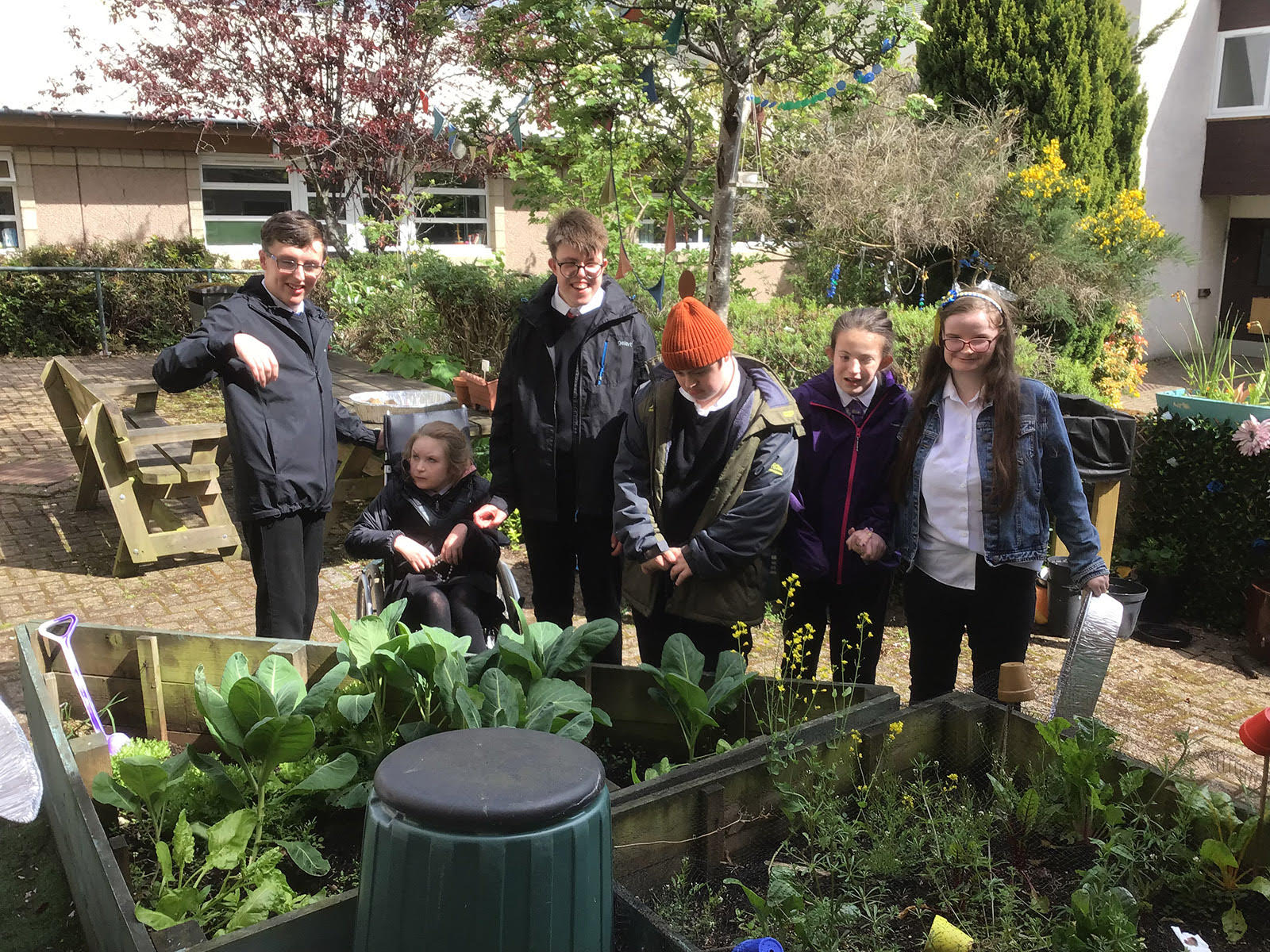 BEAR SCOTLAND HELPS HAWICK HIGH SCHOOL PUPILS ACHIEVE GARDENING GLORY